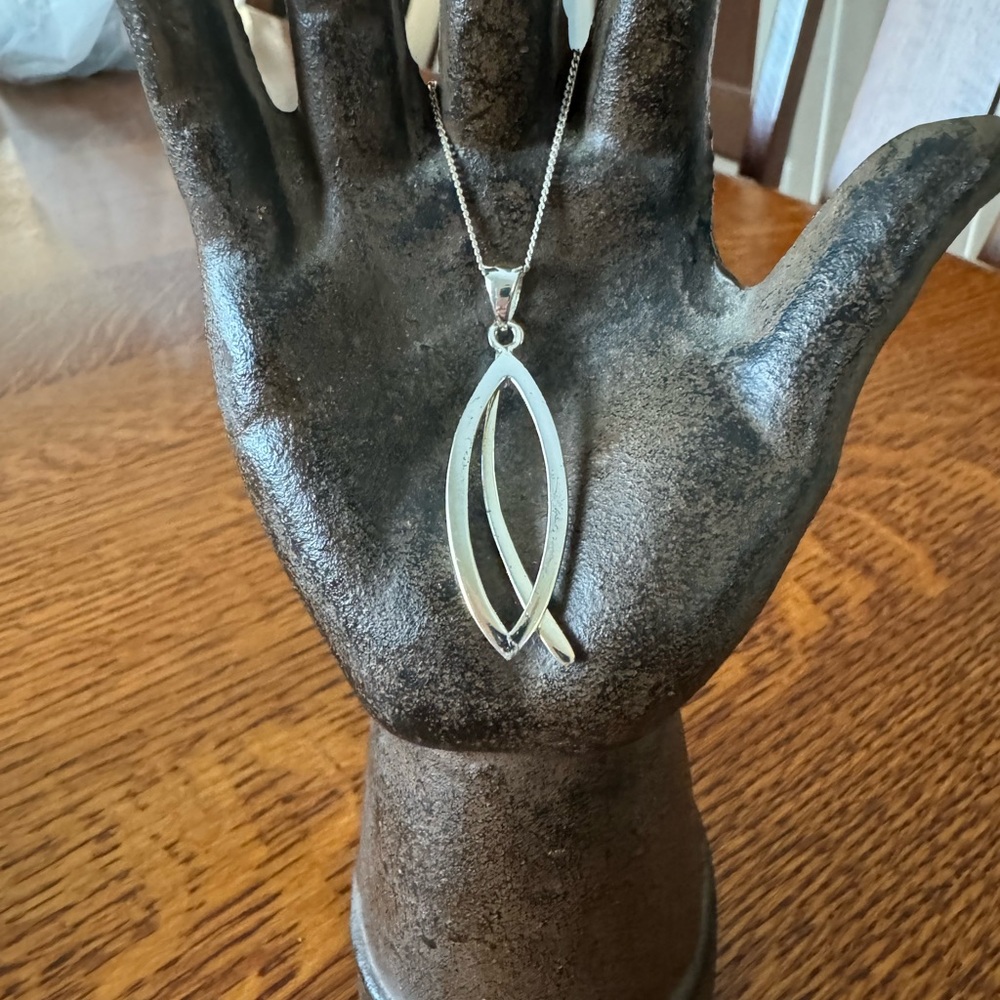 925 Sterling silver necklace with 18 inch chain and pendant